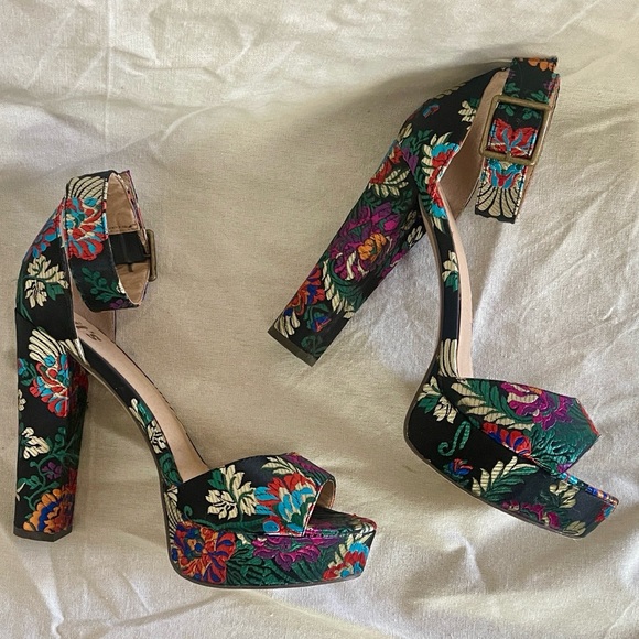 Floral Brocade Platform Heels by It’s women’s size 8 - Picture 5 of 13